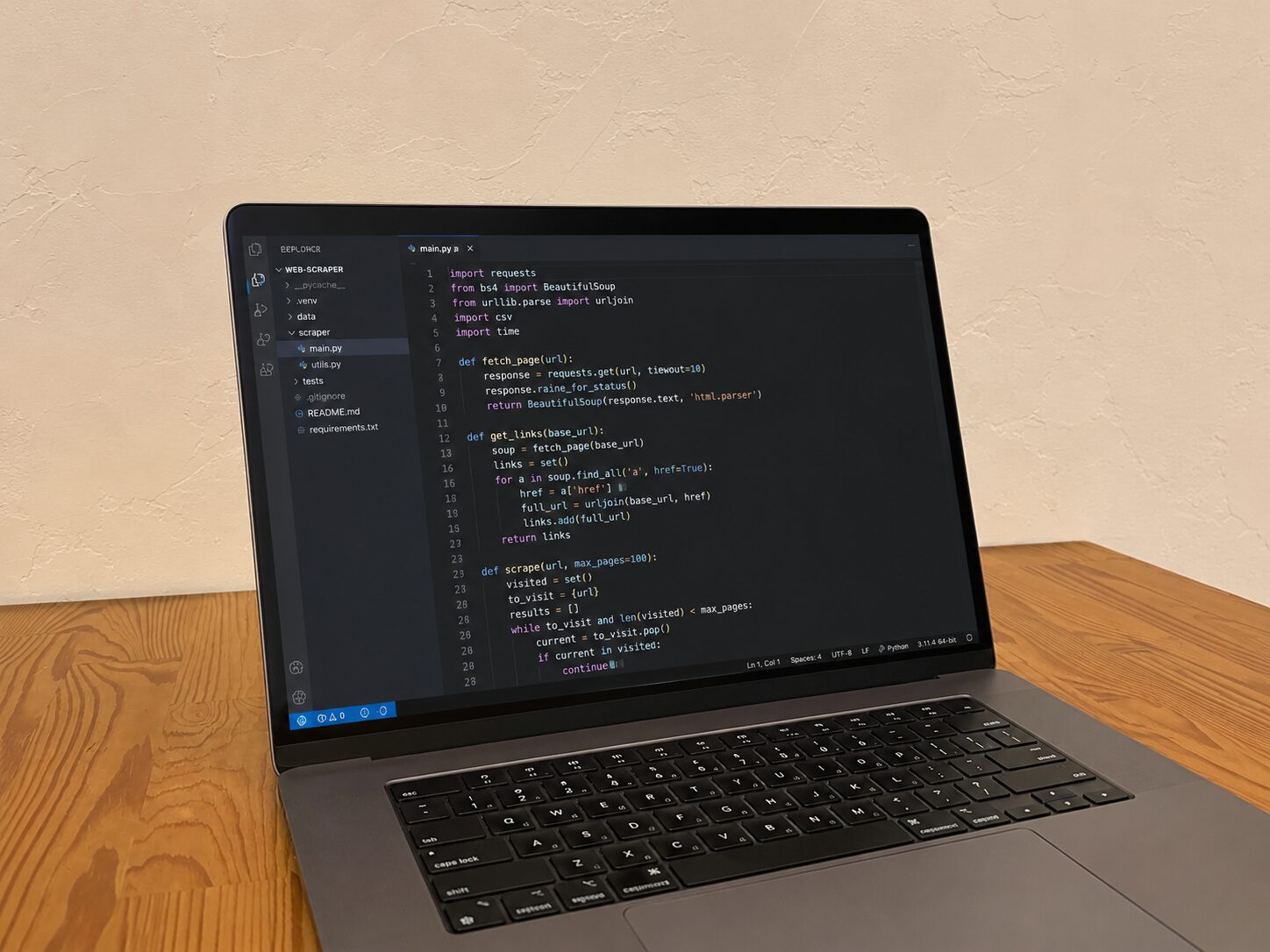 VS Codeでプログラムを書いているノートPC